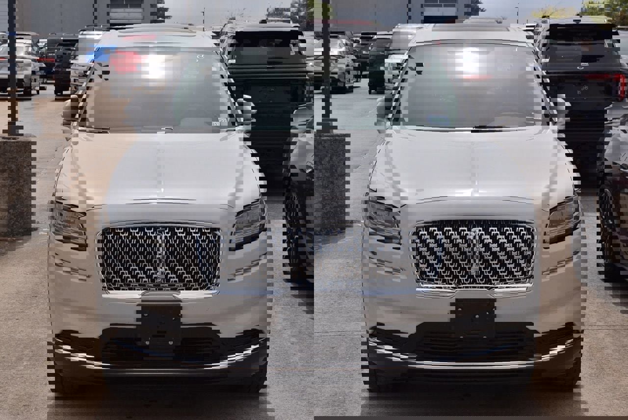 Used 2023 Lincoln Nautilus Reserve image 3