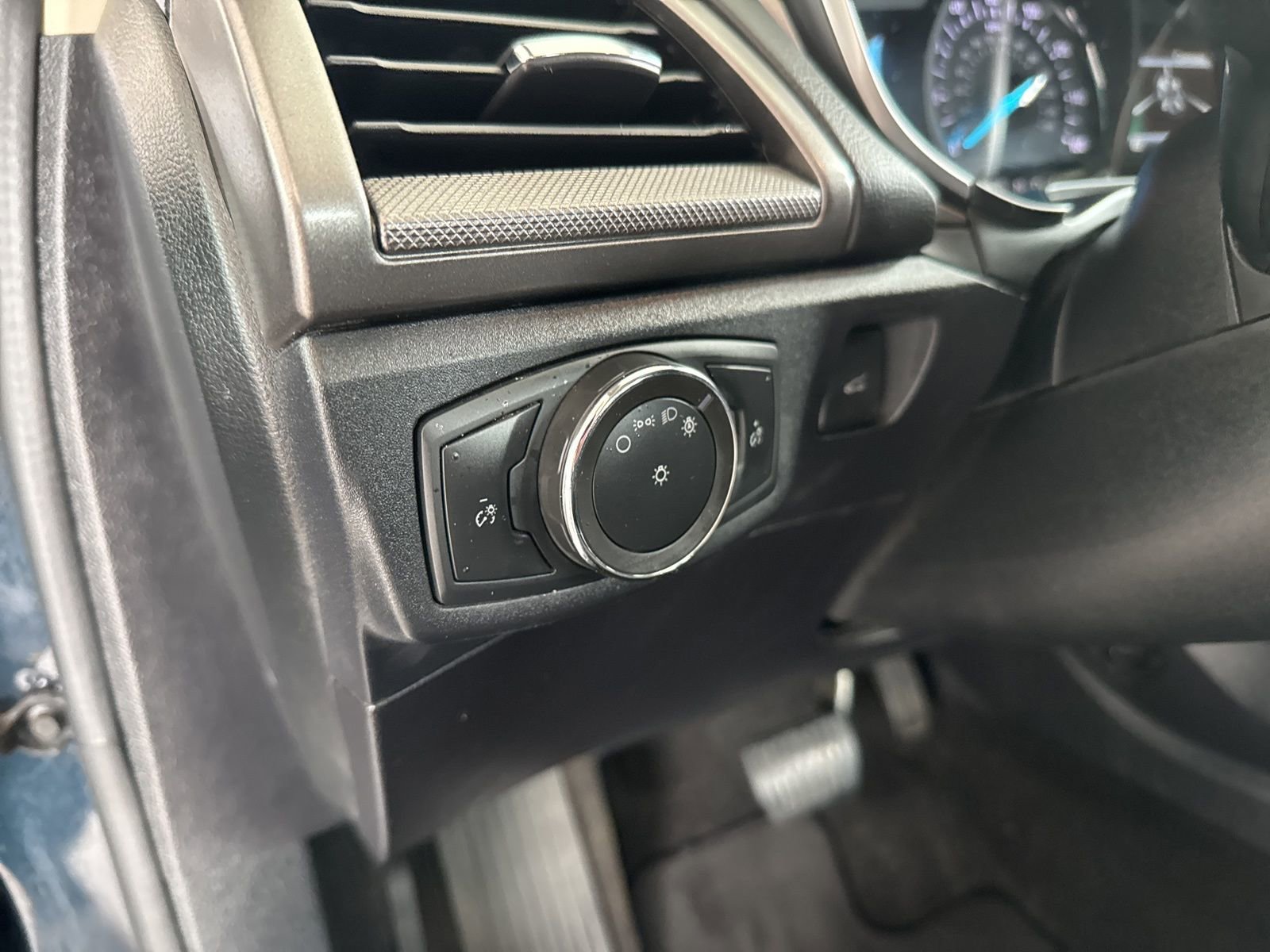 Used 2020 Ford Fusion SE image 18