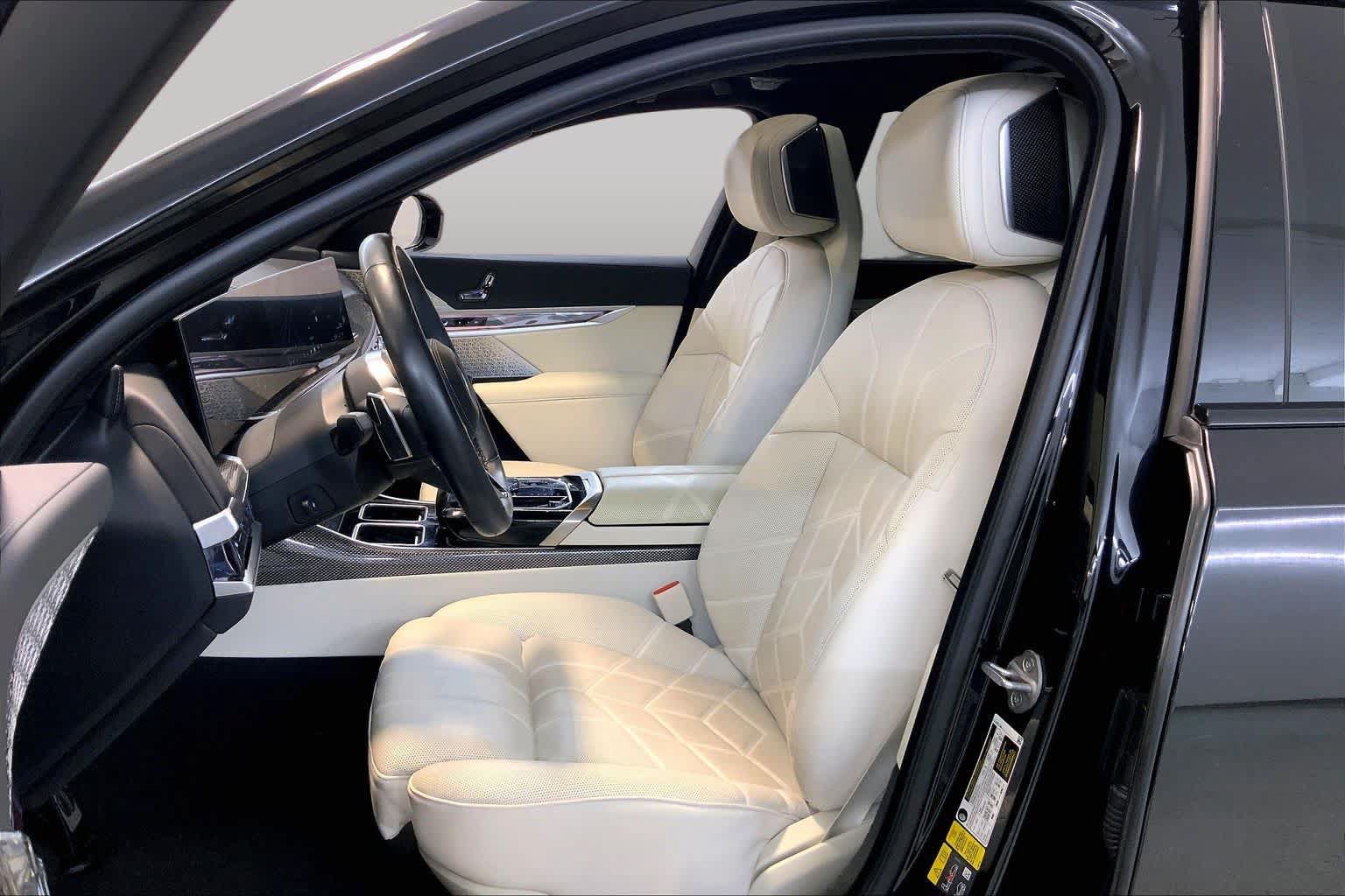 Used 2024 BMW i7 xDrive60 w/ Executive Package AWD/4WD image 7