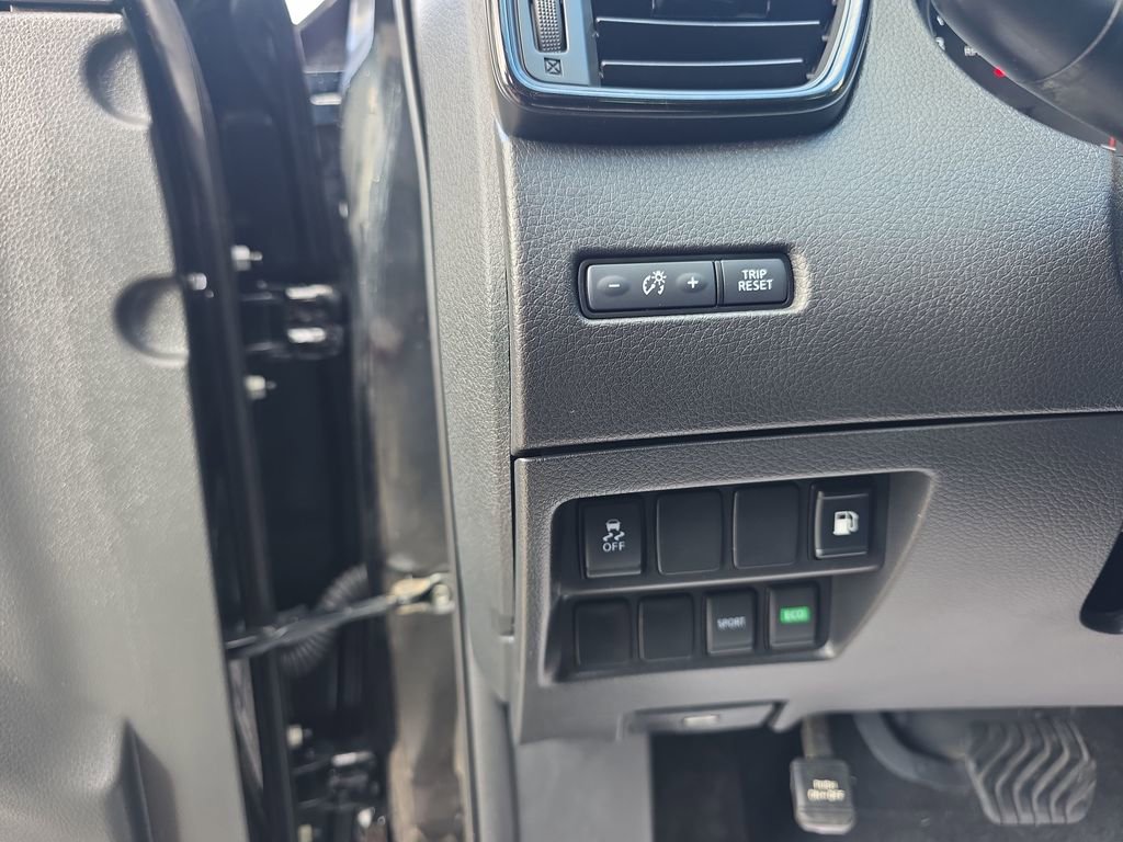 Used 2018 Nissan Rogue S image 19