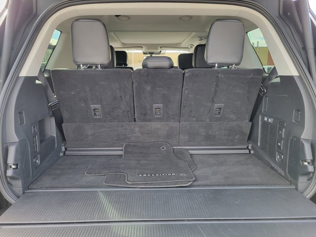 Used 2025 Ford Expedition Platinum image 25