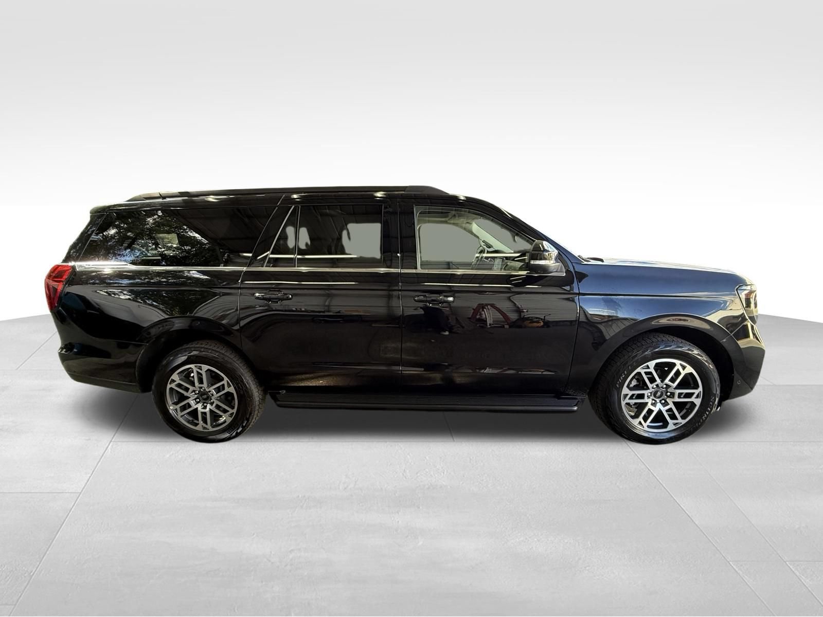 Used 2025 Ford Expedition Max Active AWD/4WD image 4