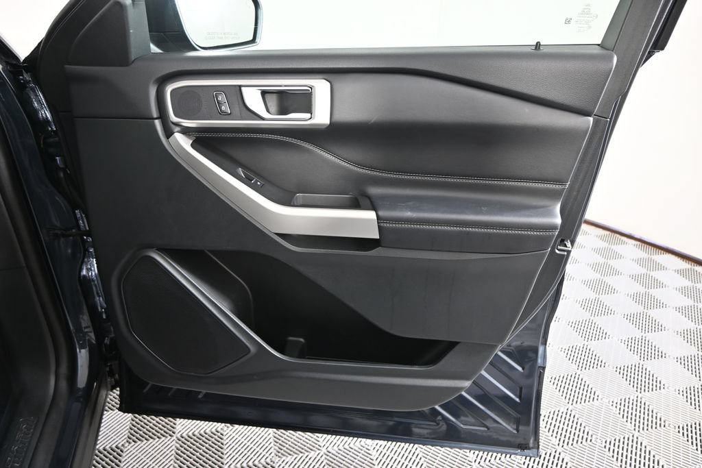 Used 2024 Ford Explorer XLT AWD/4WD image 12