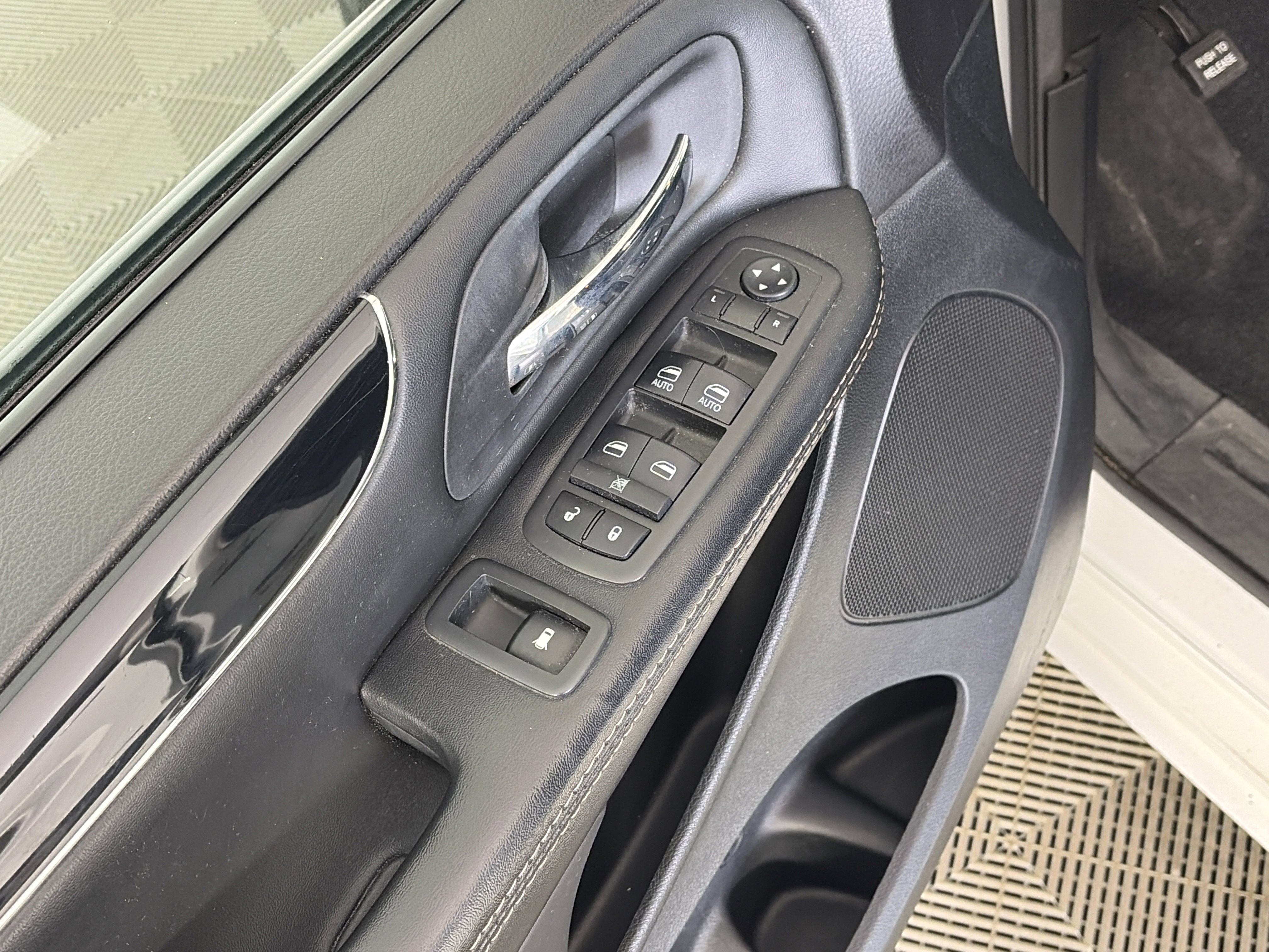 Used 2018 Dodge Grand Caravan SE image 30