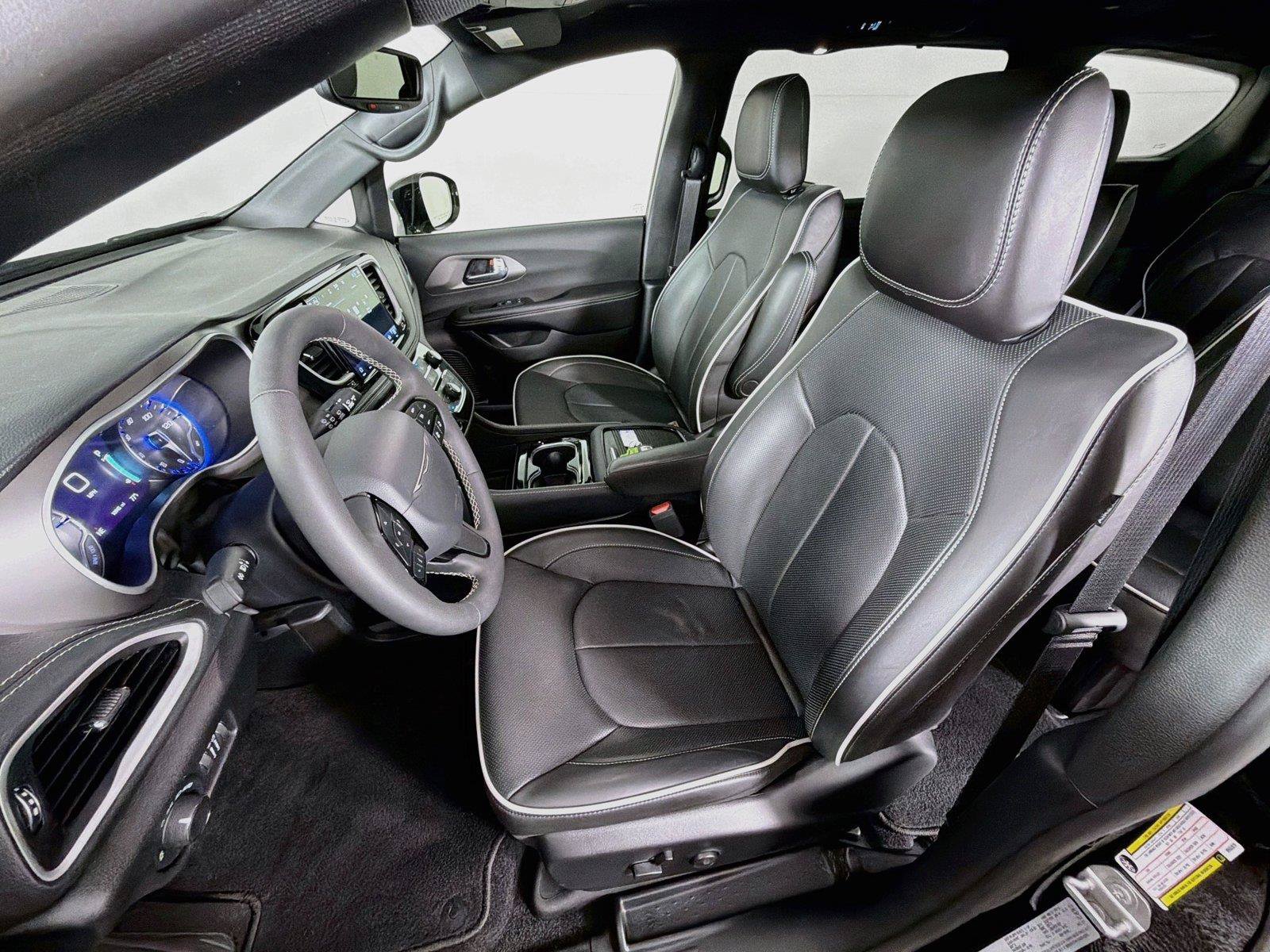 Used 2027 Chrysler Pacifica Limited FWD image 2