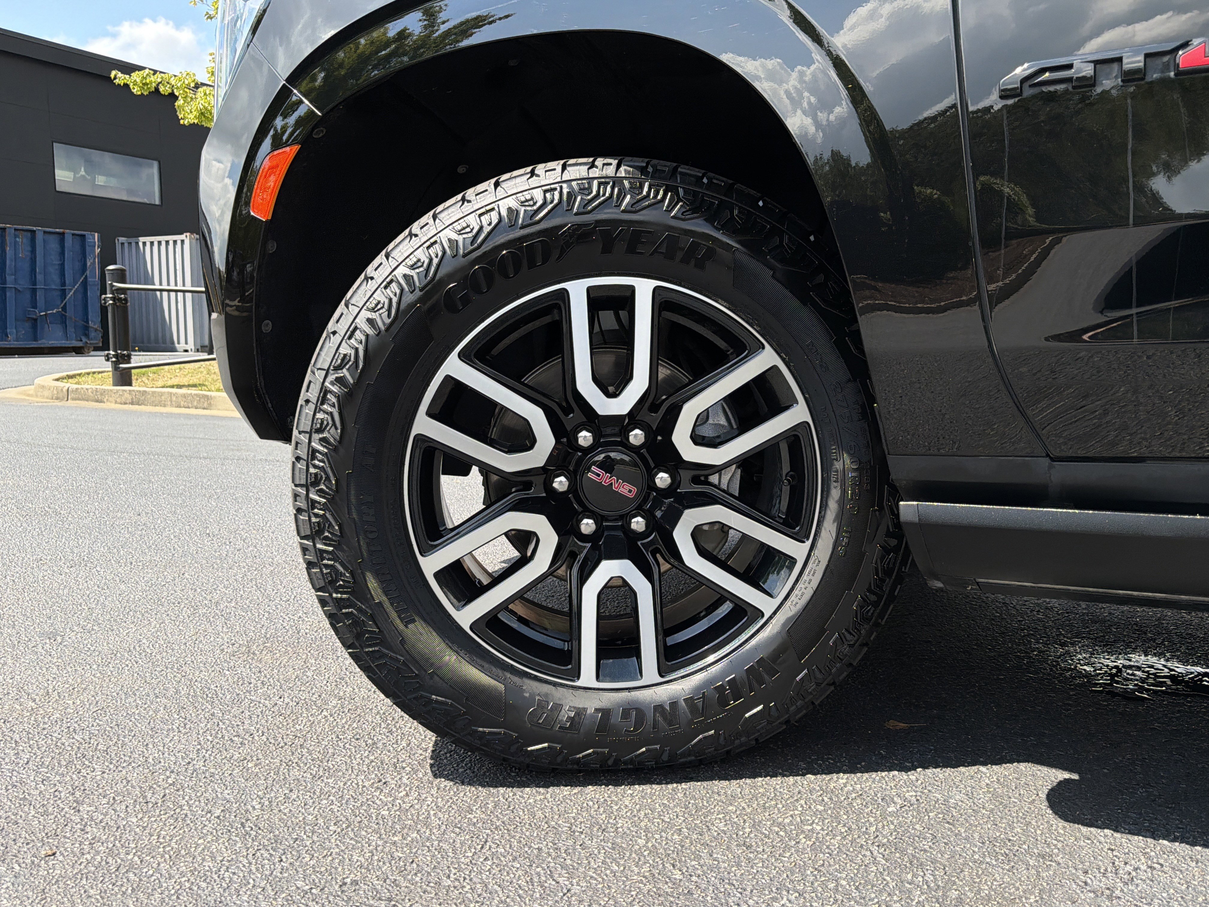 Used 2024 GMC Yukon AT4 w/ AT4 Premium Plus Package AWD/4WD image 18