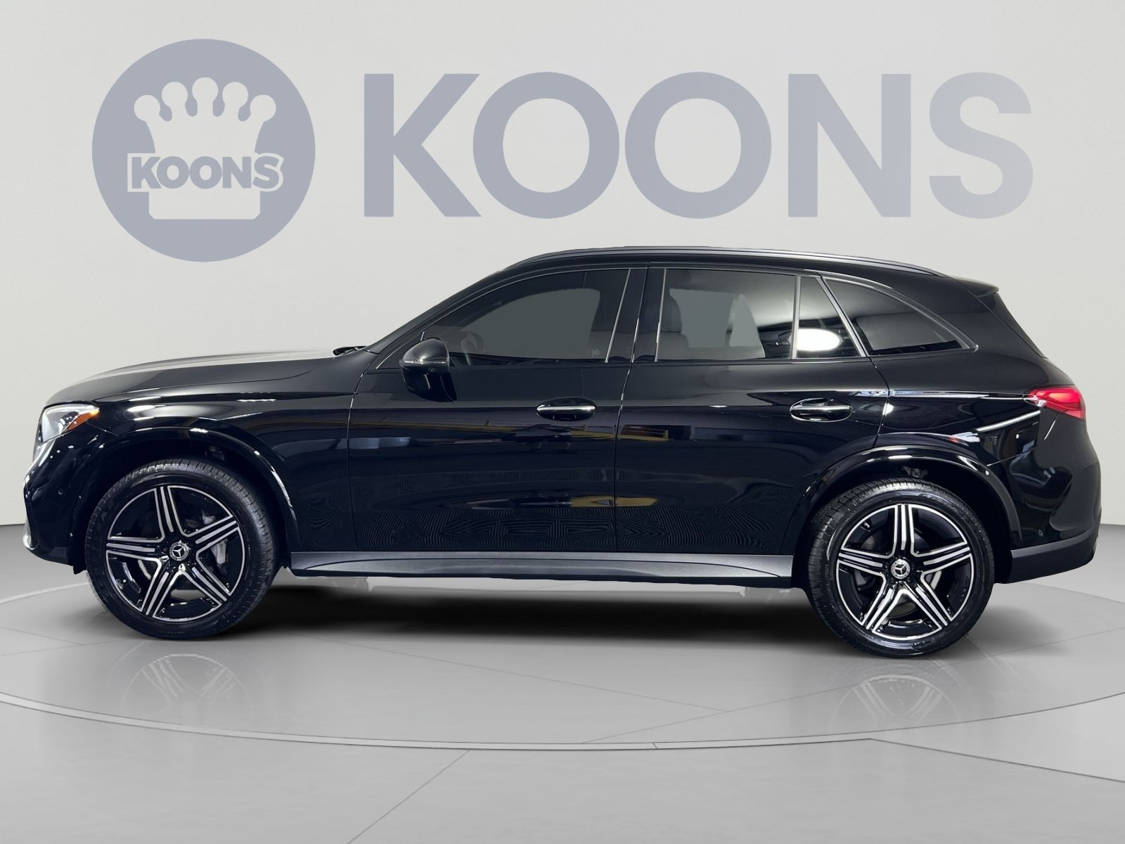 Used 2023 Mercedes-Benz GLC 300 4MATIC image 2
