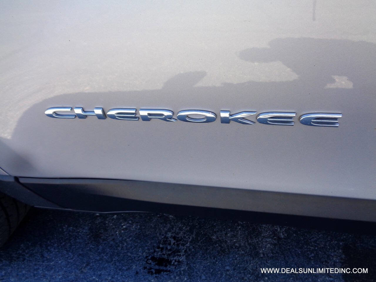 Used 2019 Jeep Cherokee Latitude Plus w/ Comfort/Convenience Group AWD/4WD image 5