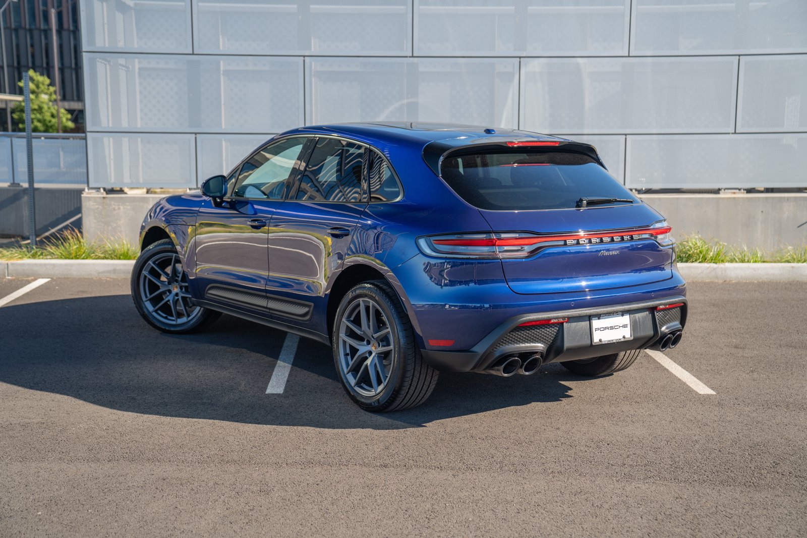 Used 2022 Porsche Macan AWD/4WD image 3