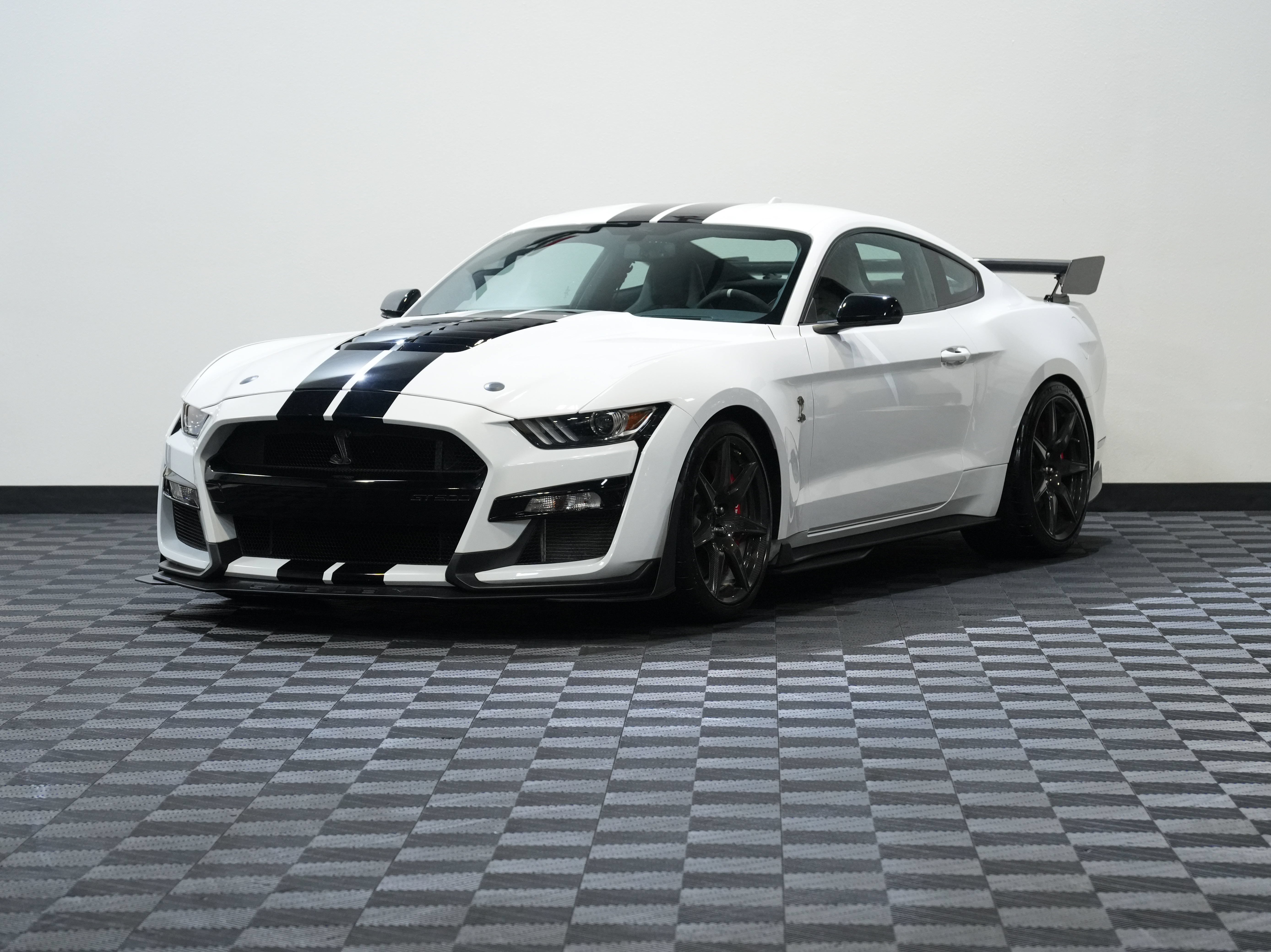 Used 2020 Ford Mustang Shelby GT500 w/ Carbon Fiber Track Pack RWD image 3