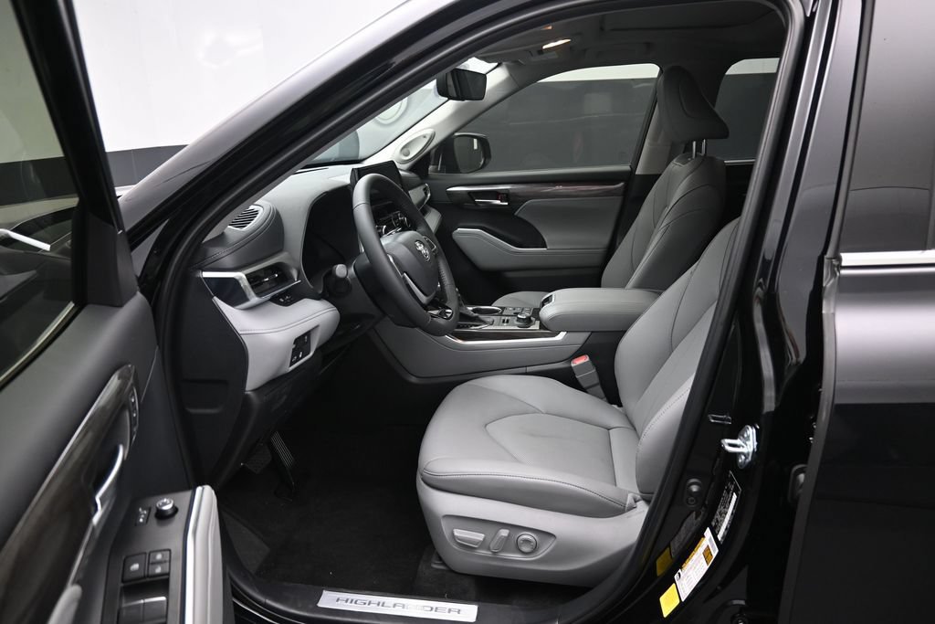 Certified 2026 Toyota Highlander Limited AWD/4WD image 9