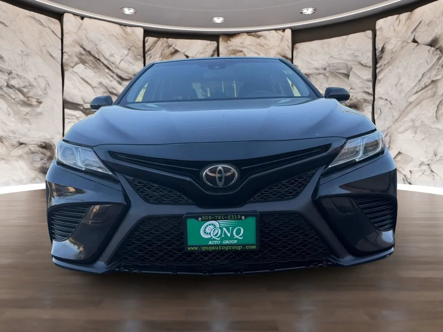 Used 2018 Toyota Camry SE w/ Moonroof Package FWD image 2