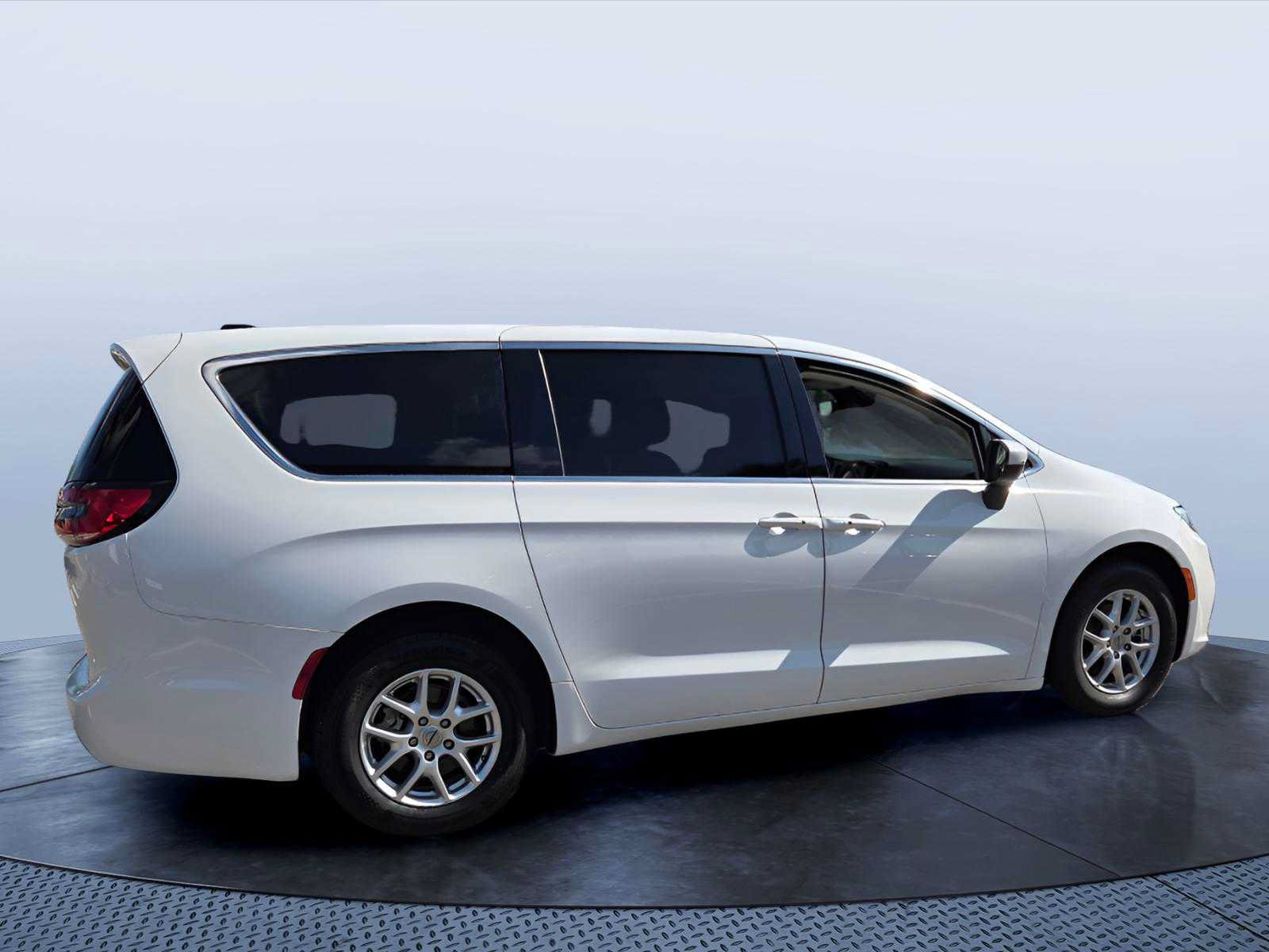 Used 2023 Chrysler Pacifica Touring-L FWD image 5