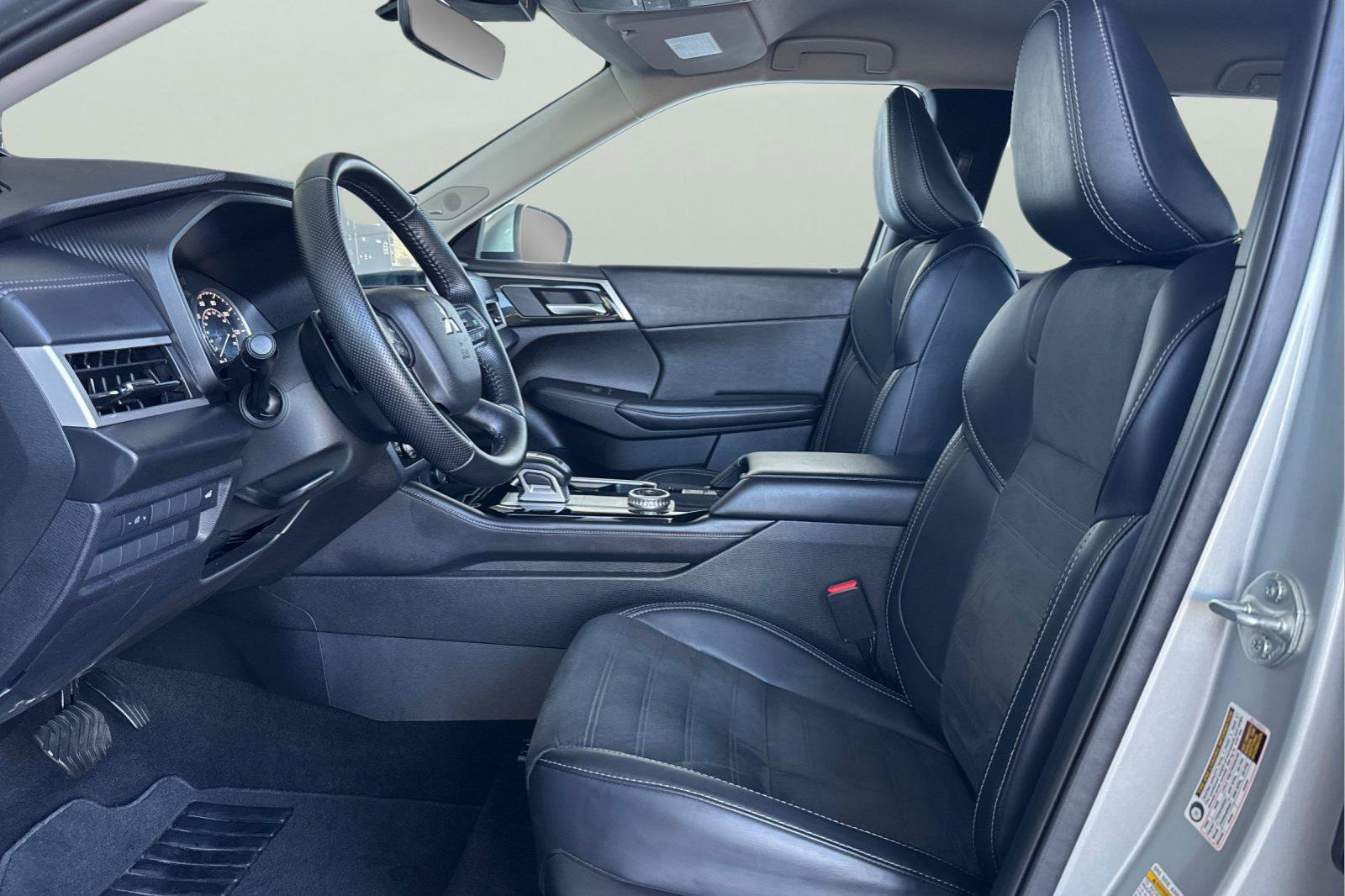 Used 2025 Mitsubishi Outlander SE FWD image 14