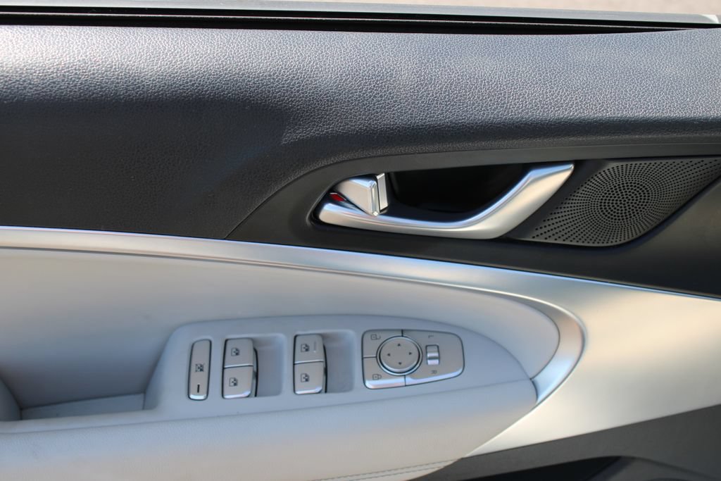 Used 2024 Genesis G70 2.5T image 12