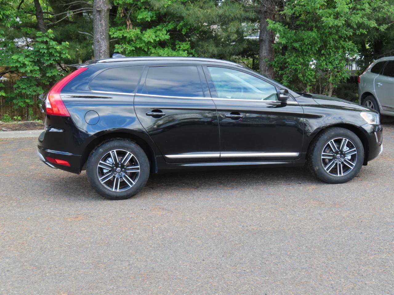 Used 2017 Volvo XC60 T5 Dynamic w/ Preferred Option Package AWD/4WD image 6