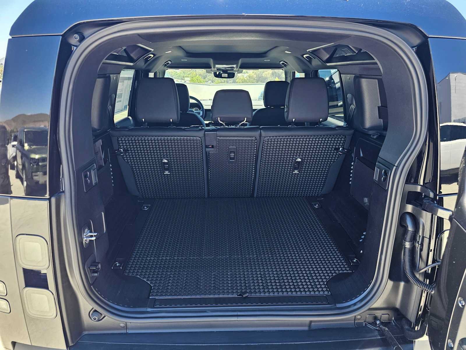 New 2026 Land Rover Defender 110 X-Dynamic SE AWD/4WD image 14