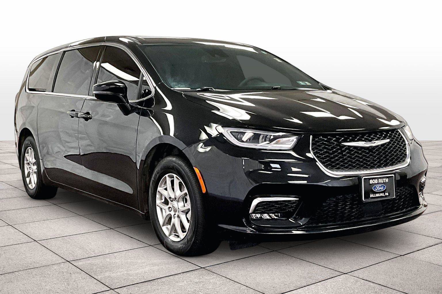 Used 2025 Chrysler Pacifica Select image 2