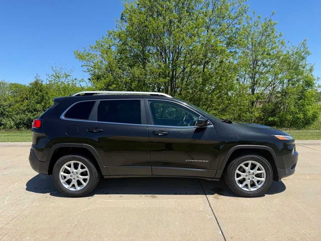 Used 2014 Jeep Cherokee Latitude w/ Cold Weather Group AWD/4WD image 2