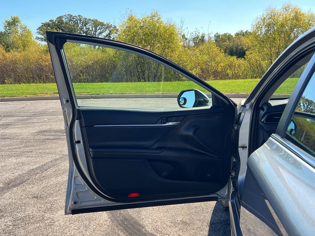 Used 2020 Toyota Camry SE image 11