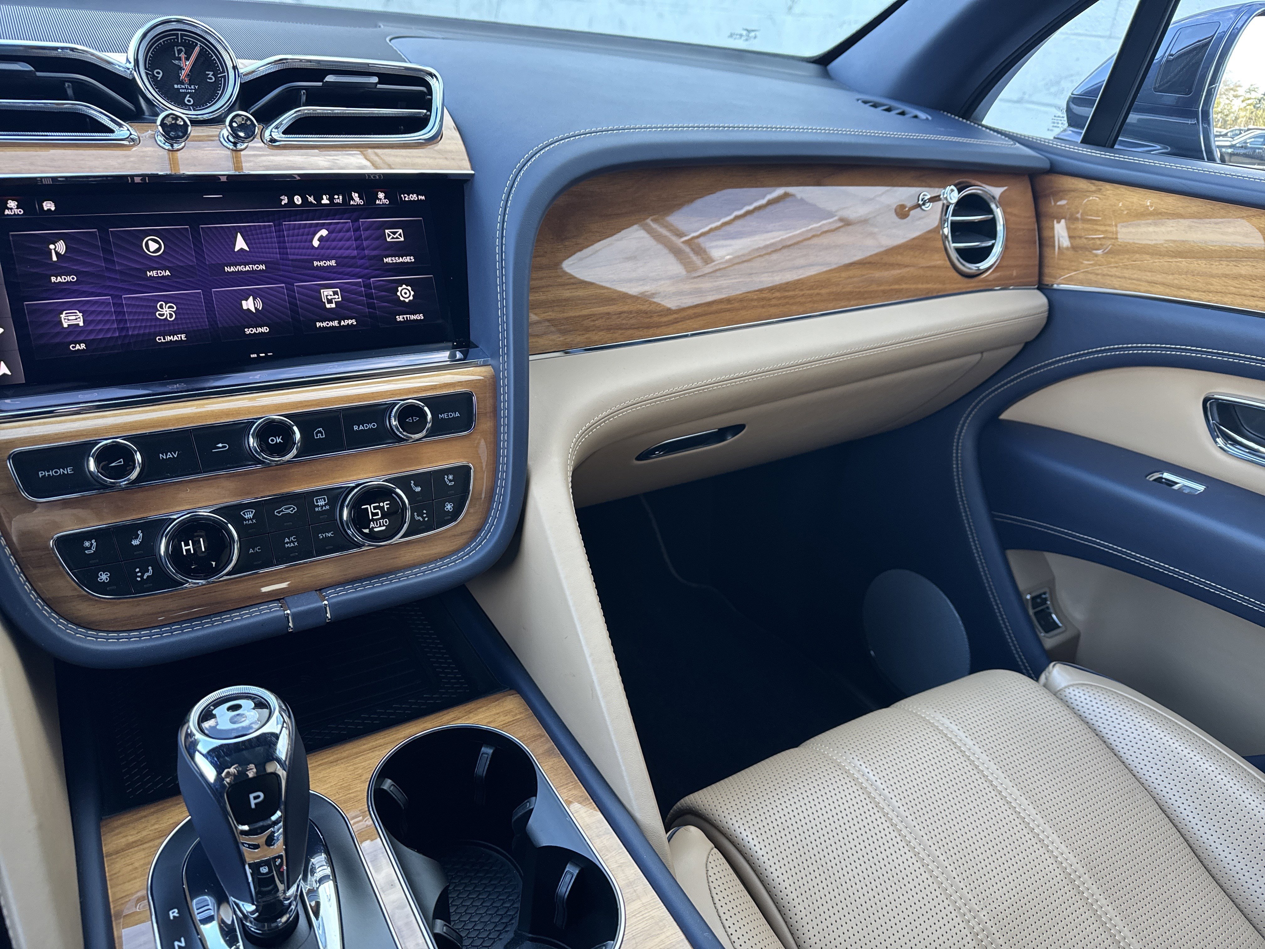 Used 2022 Bentley Bentayga V8 image 22