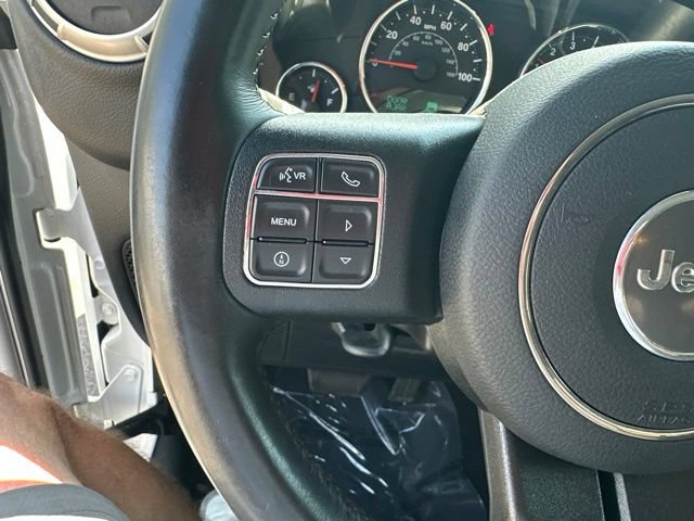 Used 2017 Jeep Wrangler Sahara w/ Connectivity Group AWD/4WD image 9