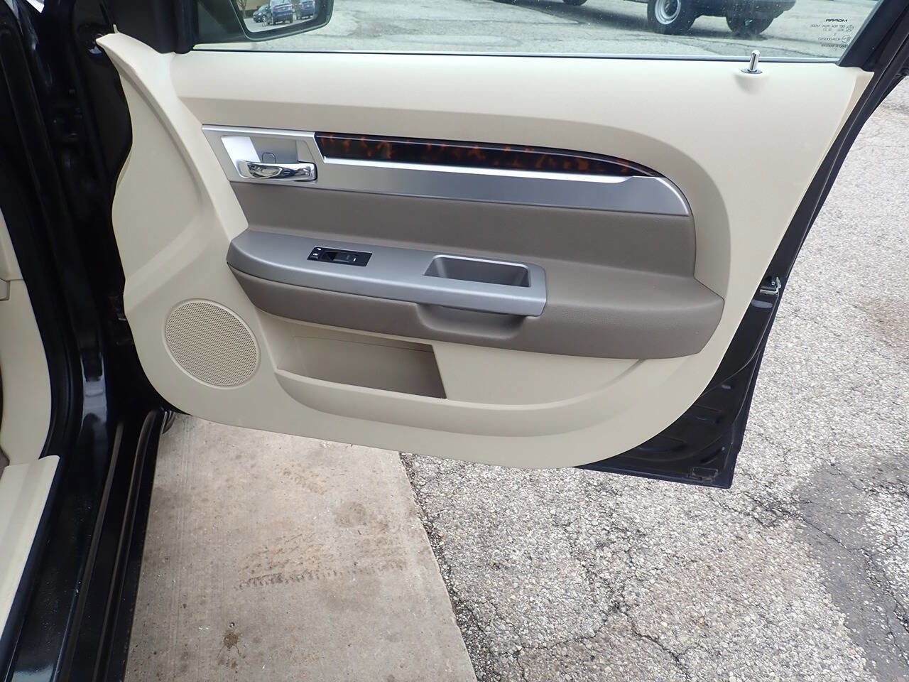 Used 2010 Chrysler Sebring Limited w/ Electronics Convenience Group image 25