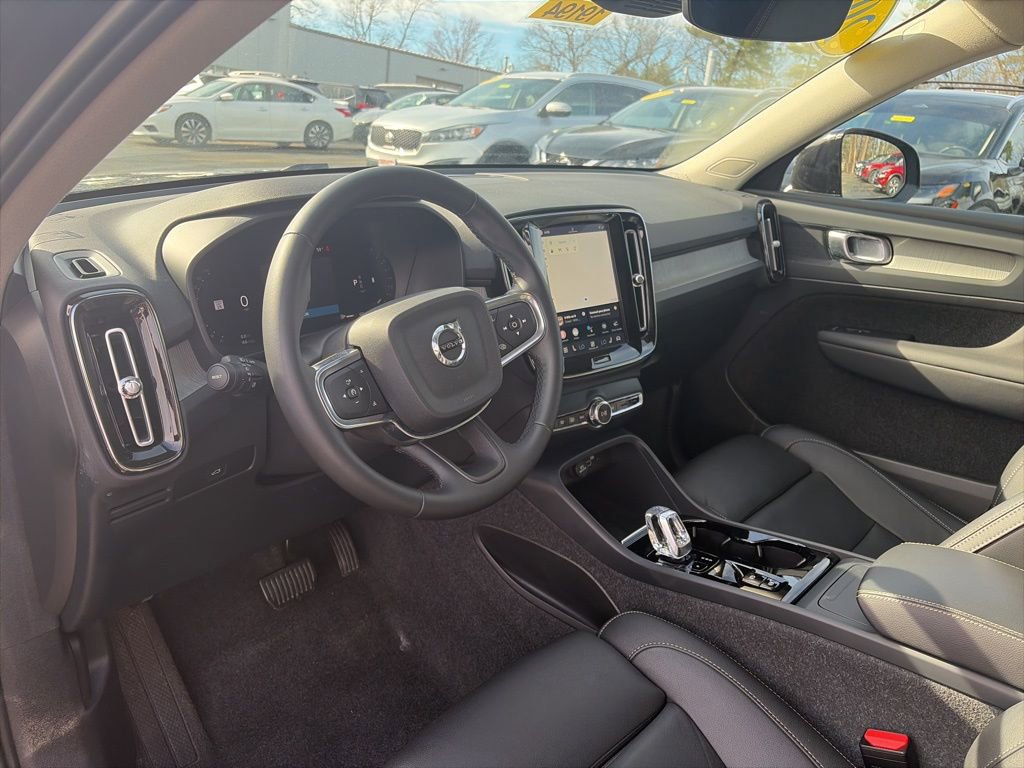 Used 2025 Volvo XC40 B5 Plus image 9
