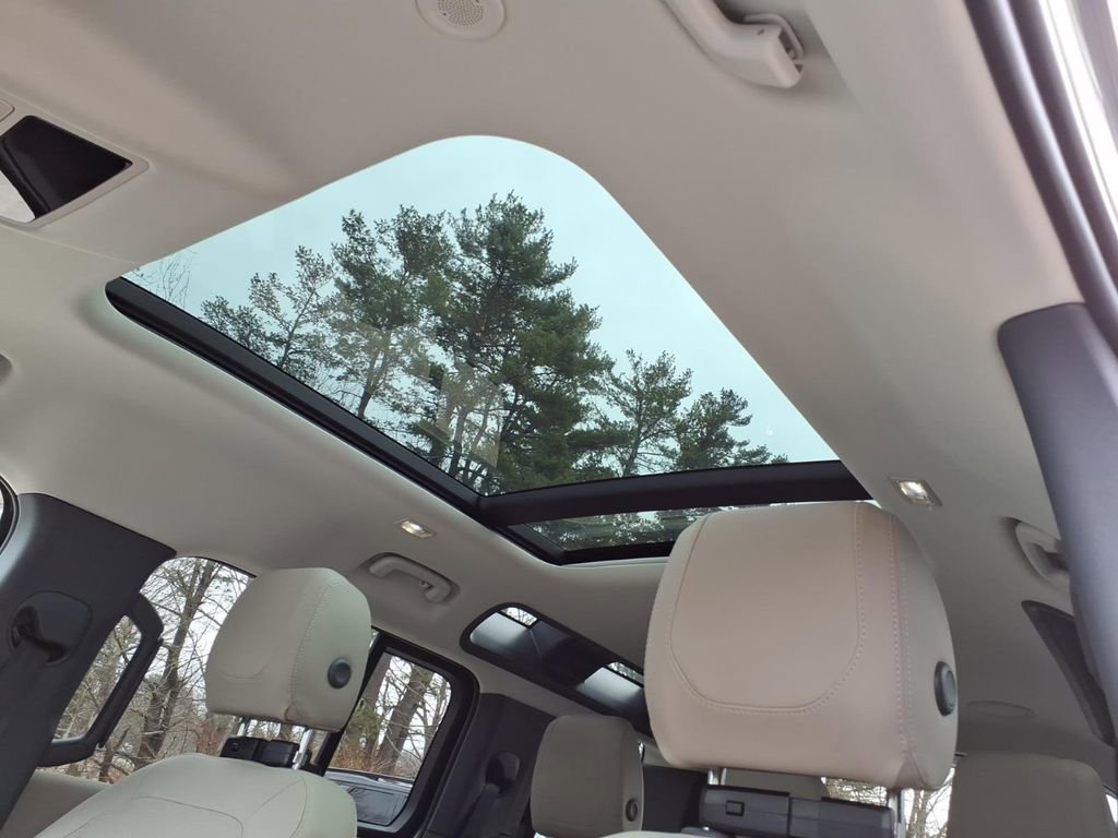 Used 2023 Land Rover Defender 110 SE image 16