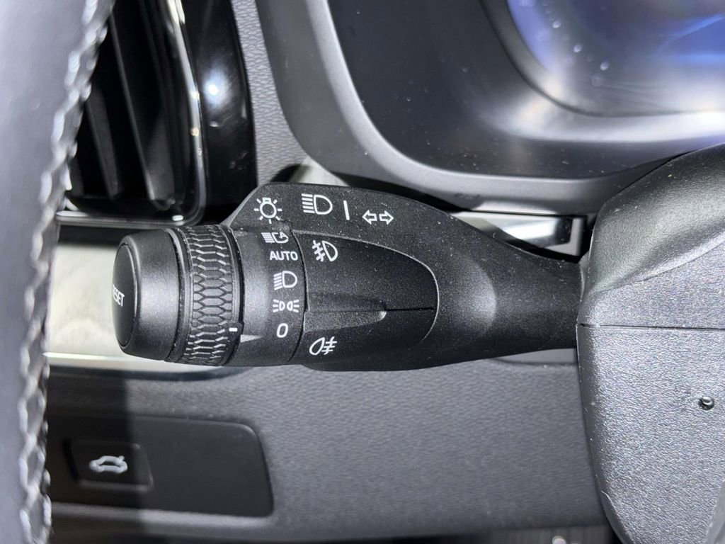 Used 2025 Volvo XC60 B5 Plus image 28