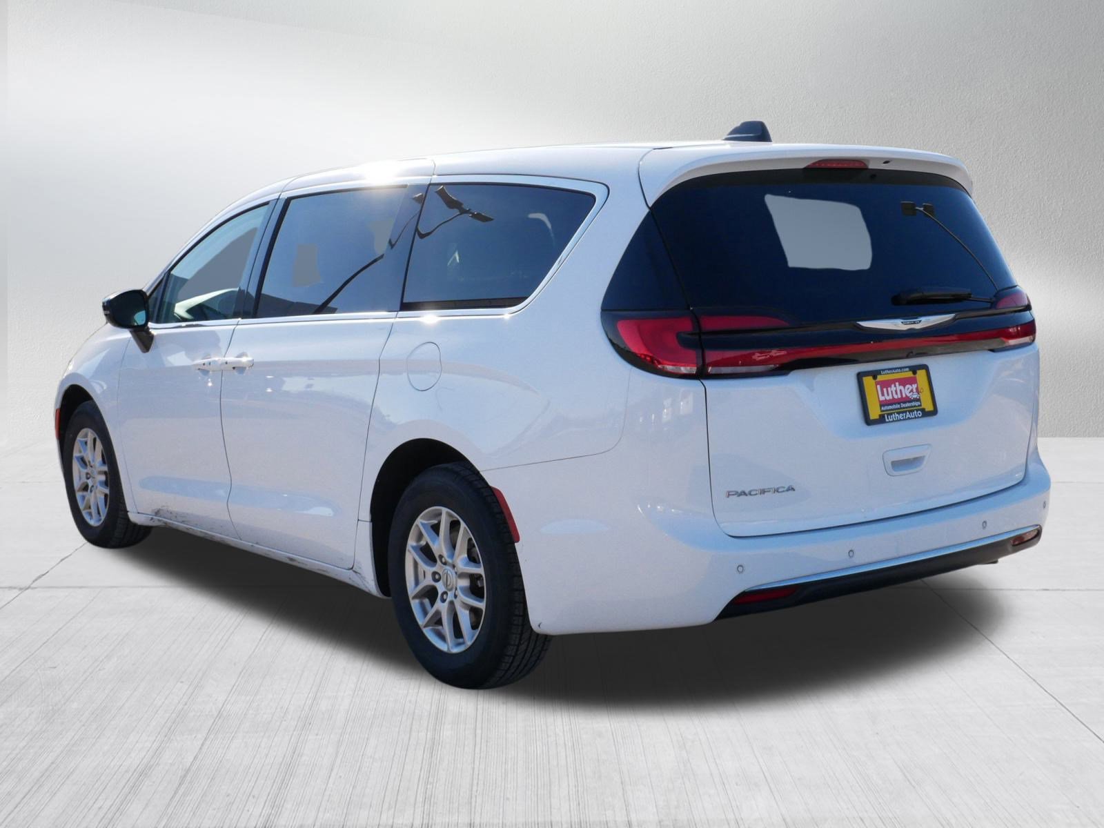 Used 2024 Chrysler Pacifica Touring-L FWD image 3
