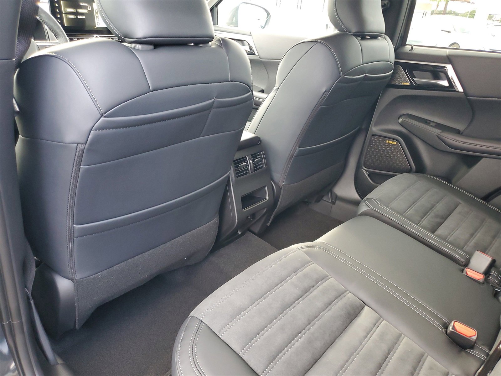 New 2025 Mitsubishi Outlander SE image 21