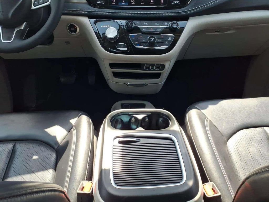 Used 2023 Chrysler Pacifica Touring-L image 11