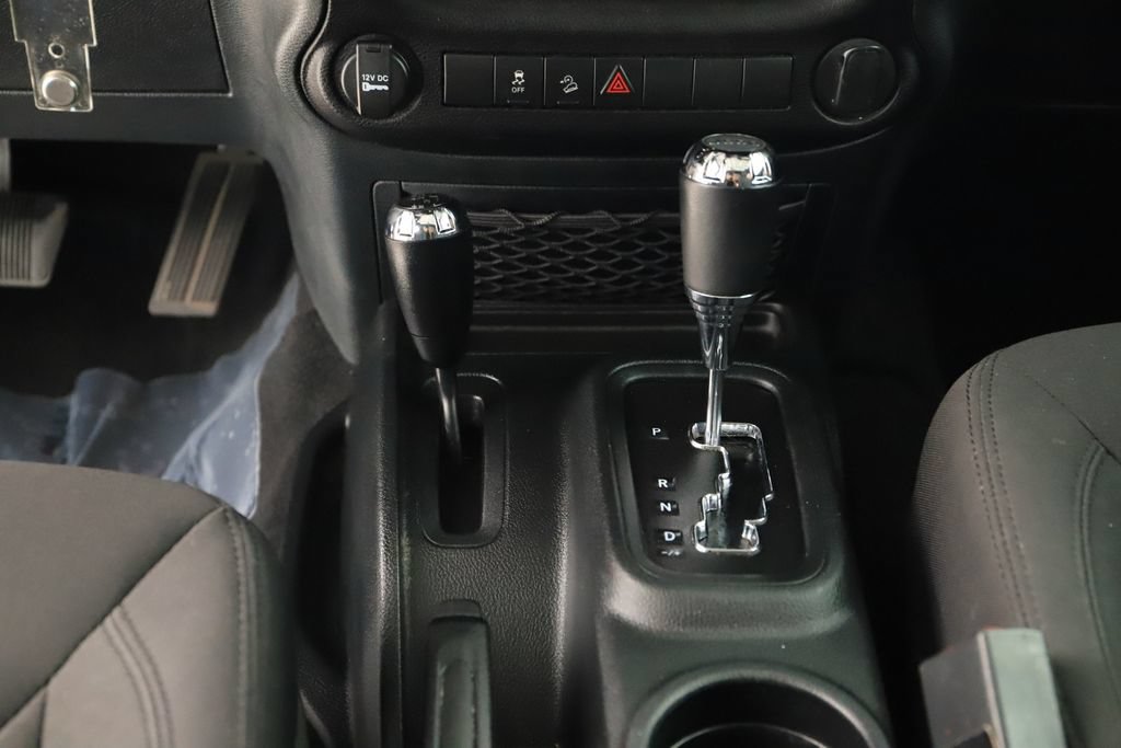 Used 2018 Jeep Wrangler Unlimited Sport w/ Connectivity Group AWD/4WD image 21
