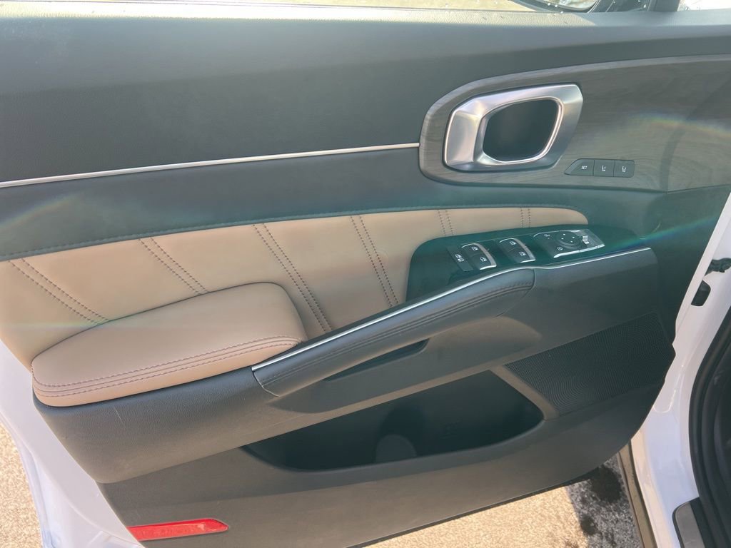 Certified 2025 Kia Sorento SX Prestige w/ Olive Brown Leather Package image 7