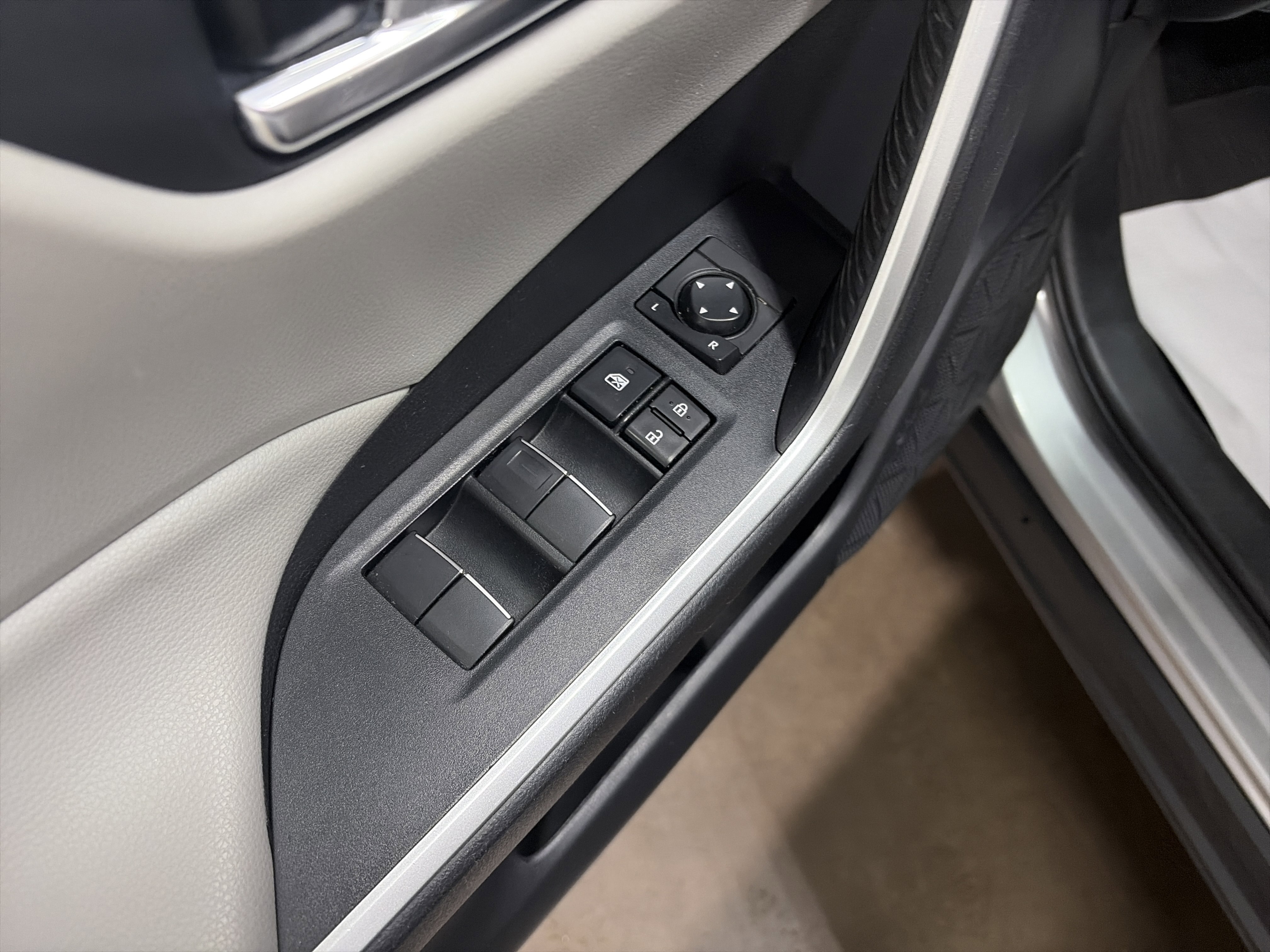 Used 2021 Toyota RAV4 XLE Premium image 25