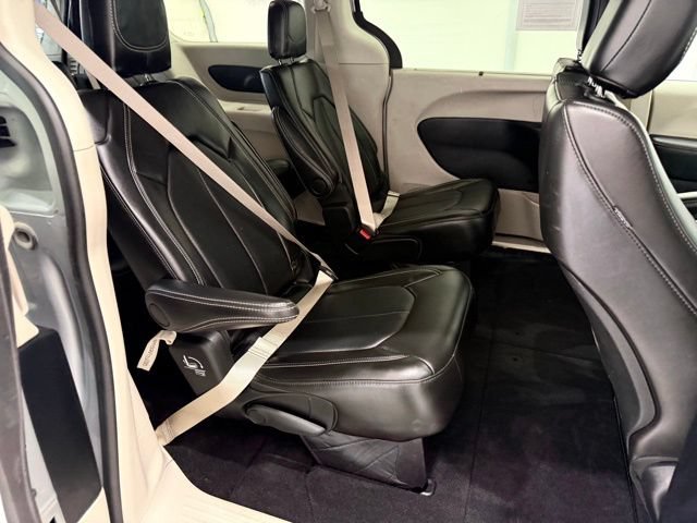 Used 2024 Chrysler Pacifica Touring-L AWD/4WD image 26