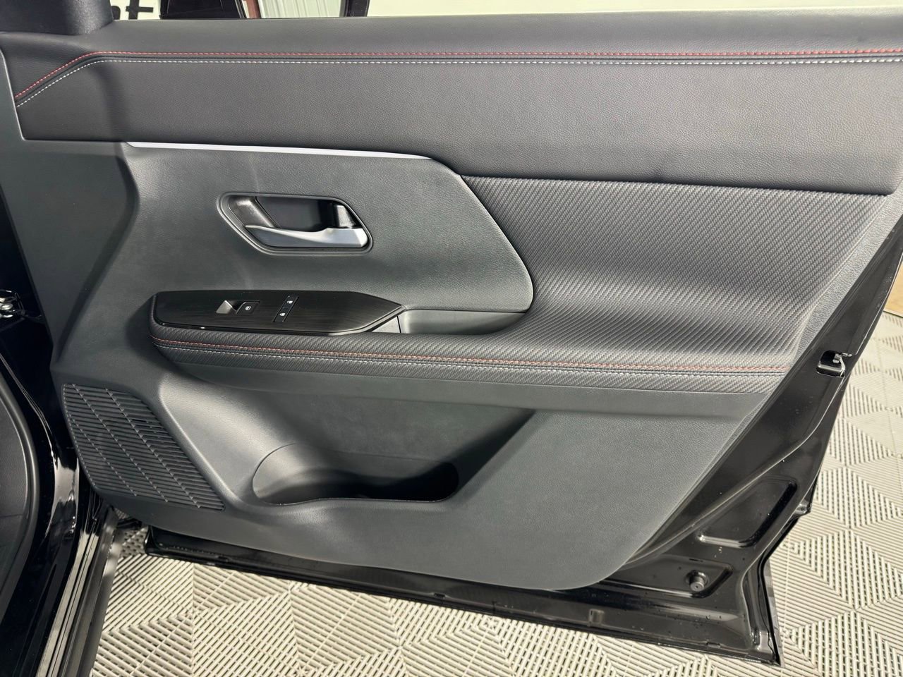 Used 2025 Nissan Kicks SR FWD image 42