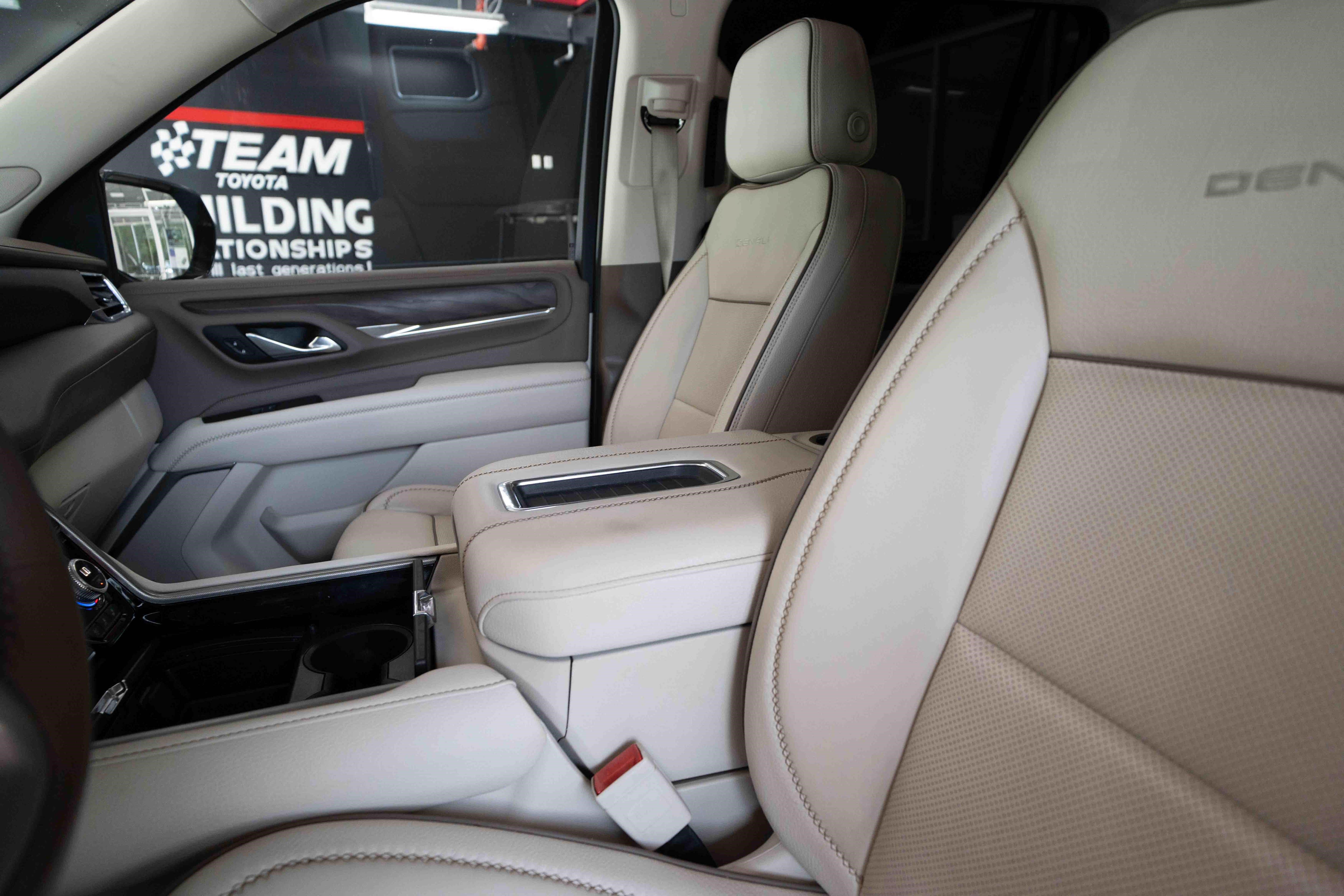 Used 2023 GMC Yukon XL Denali AWD/4WD image 10