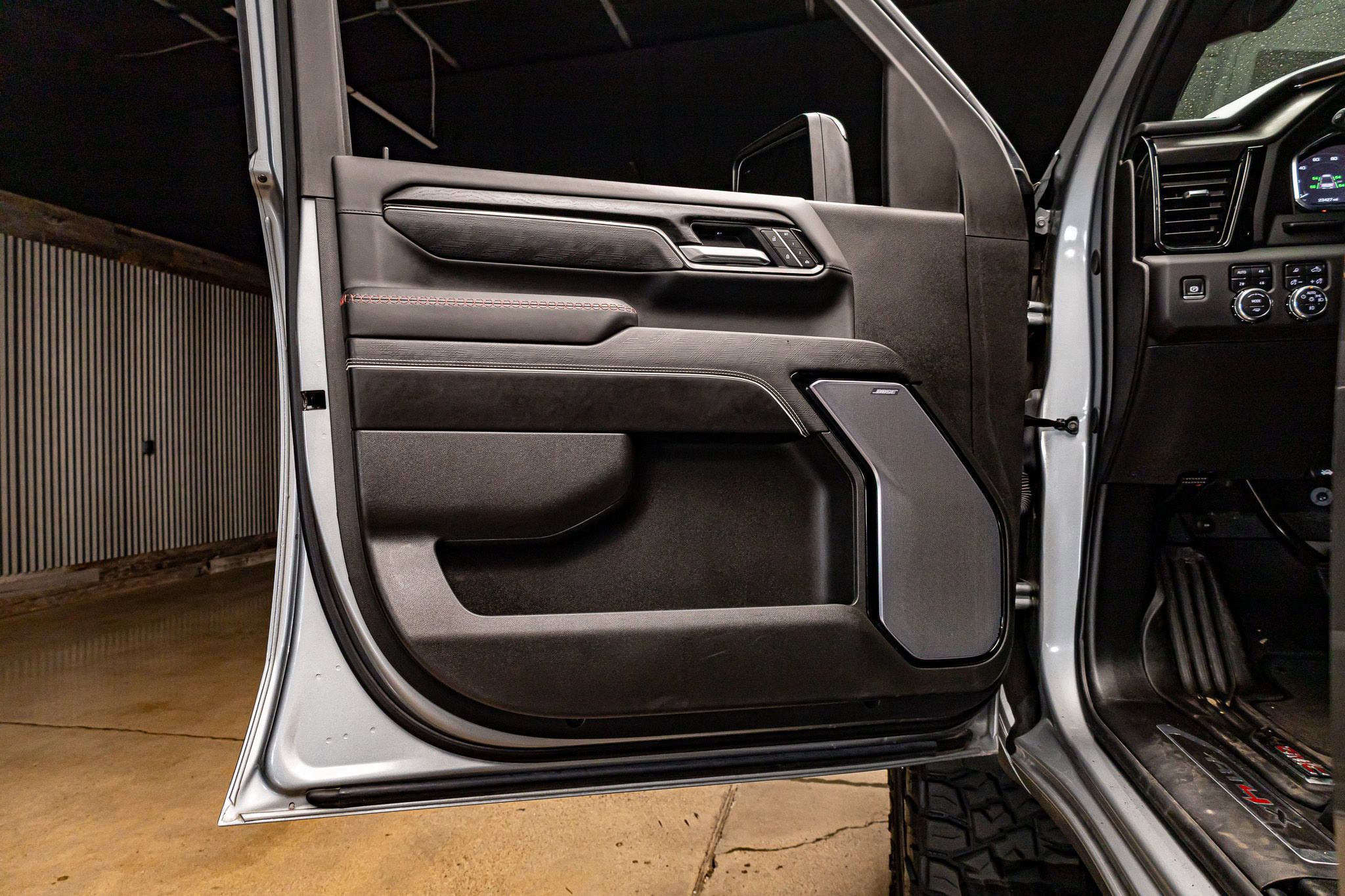 Used 2025 GMC Sierra 2500 AT4X image 30