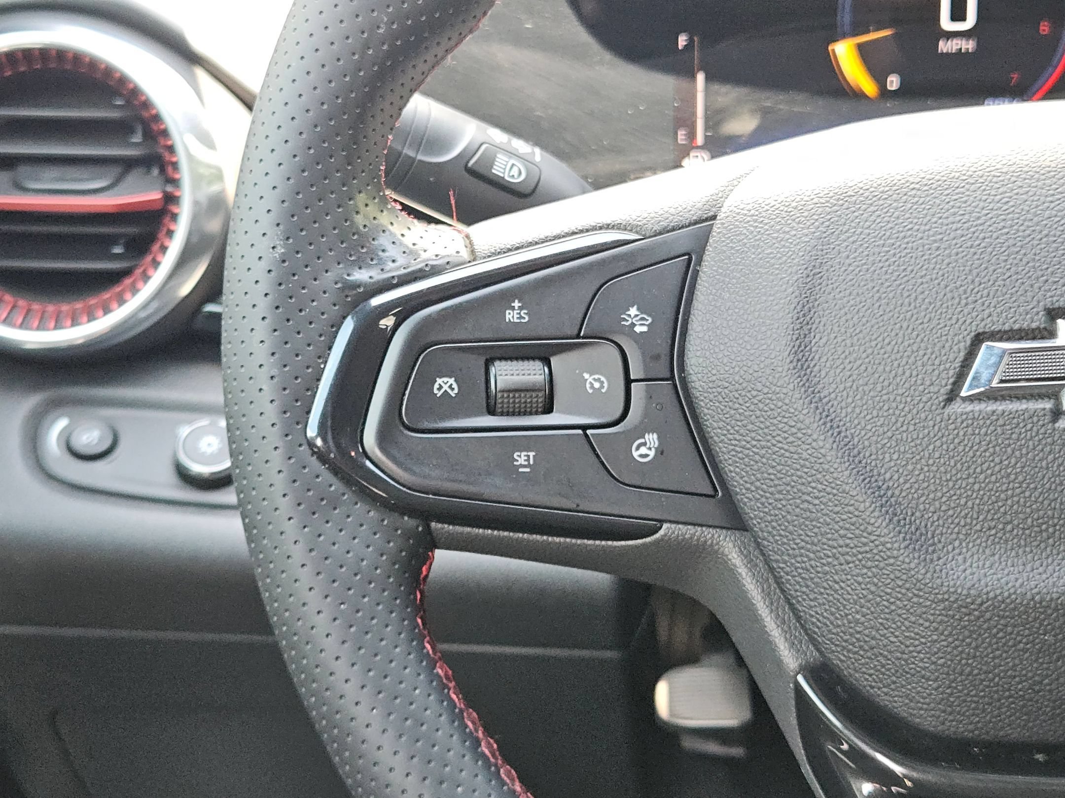 Used 2024 Chevrolet Trax RS w/ Sunroof Package FWD image 21