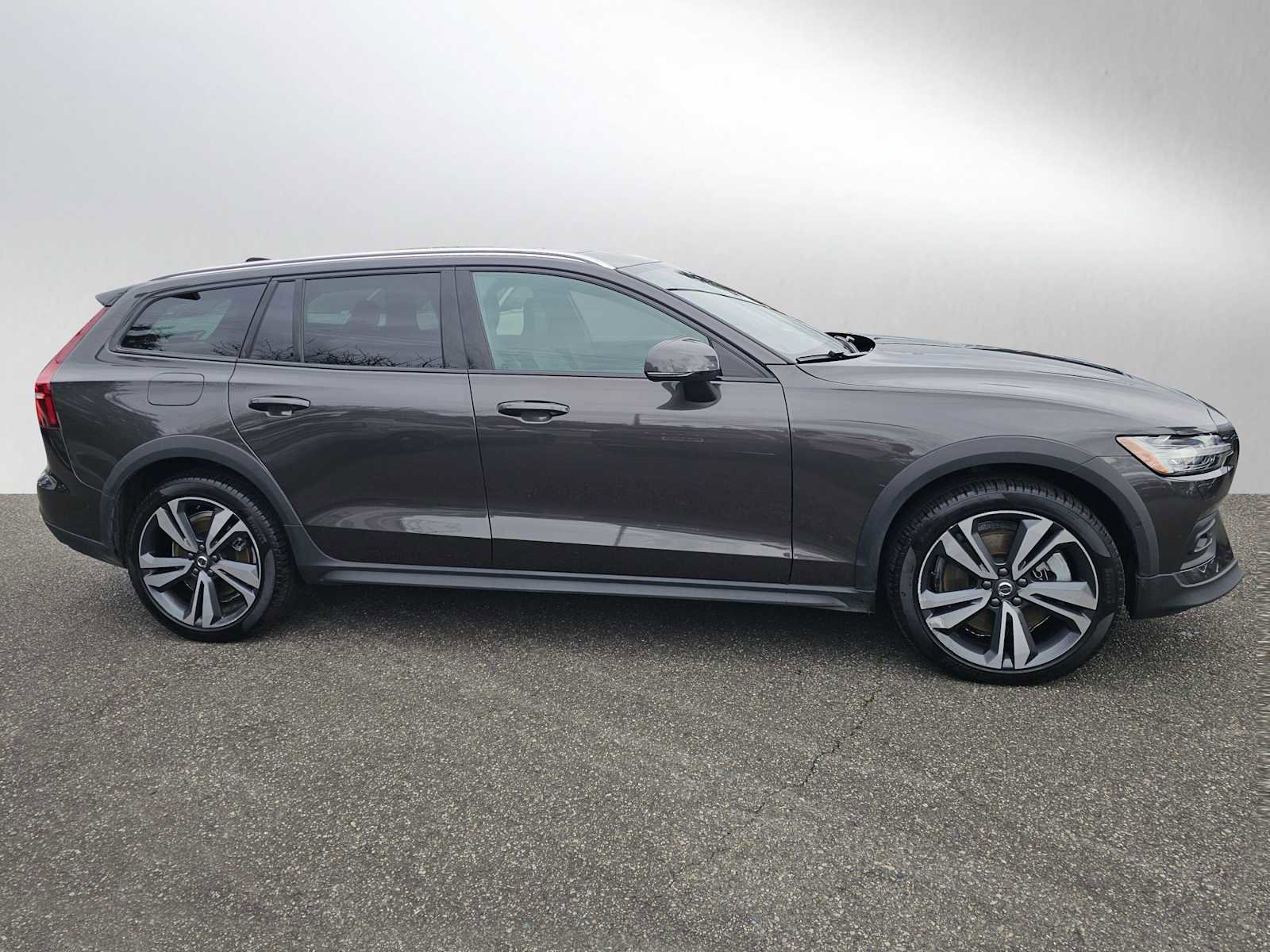 Certified 2025 Volvo V60 B5 Cross Country Plus AWD/4WD image 3