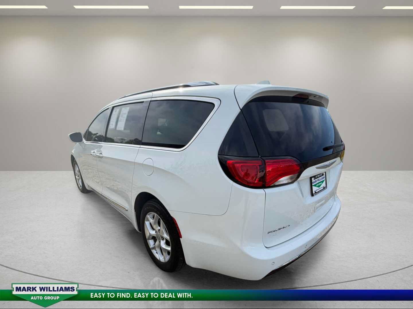 Used 2017 Chrysler Pacifica Touring-L Plus w/ Tire & Wheel Group FWD image 4