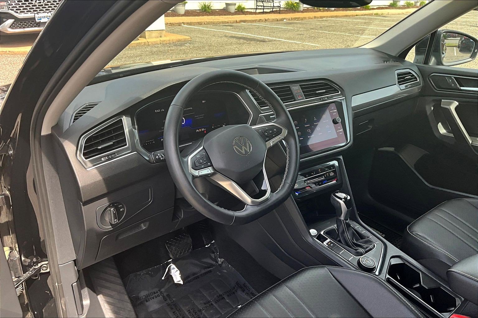 Used 2022 Volkswagen Tiguan SE w/ Panoramic Sunroof Package AWD/4WD image 13