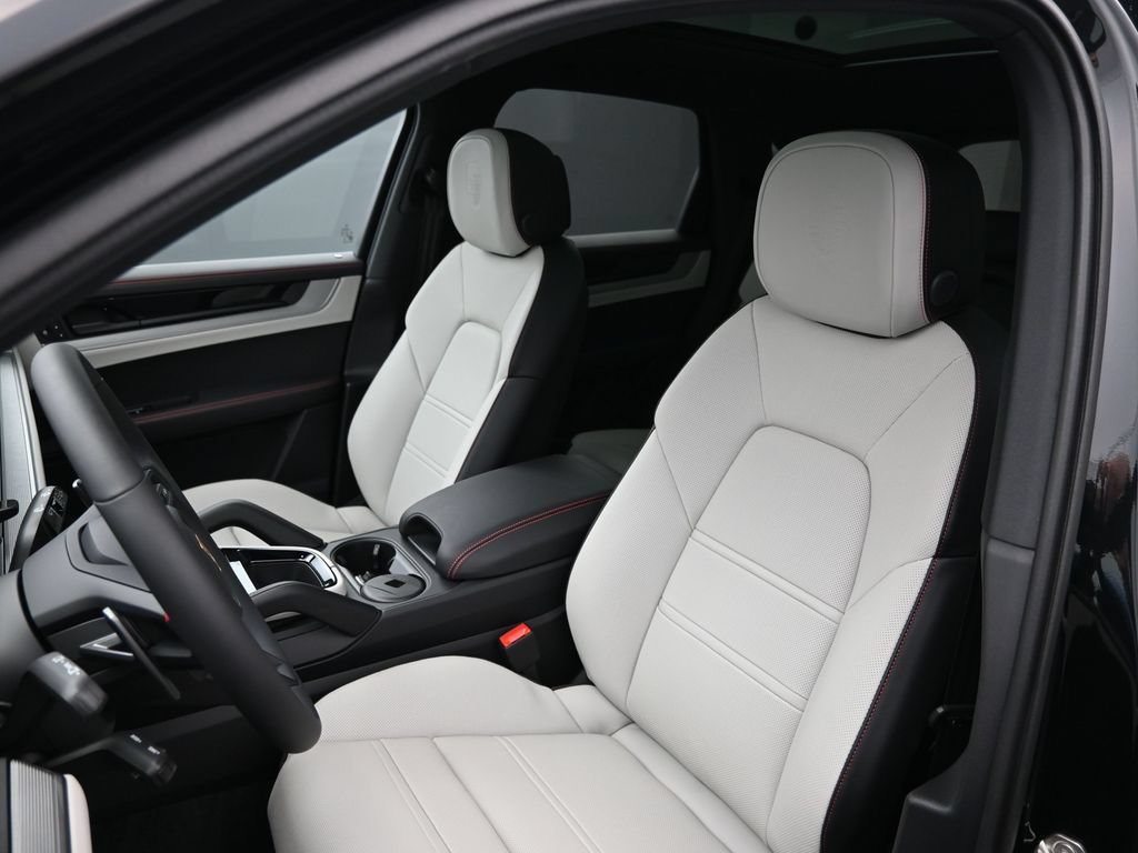 Certified 2026 Porsche Cayenne AWD/4WD image 5