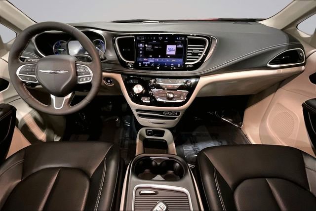 Used 2024 Chrysler Pacifica Limited FWD image 16