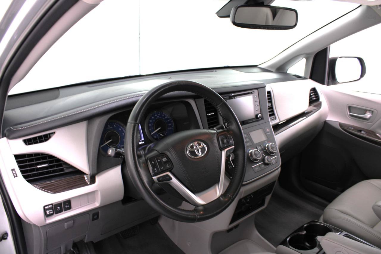 Used 2020 Toyota Sienna XLE Premium FWD image 23
