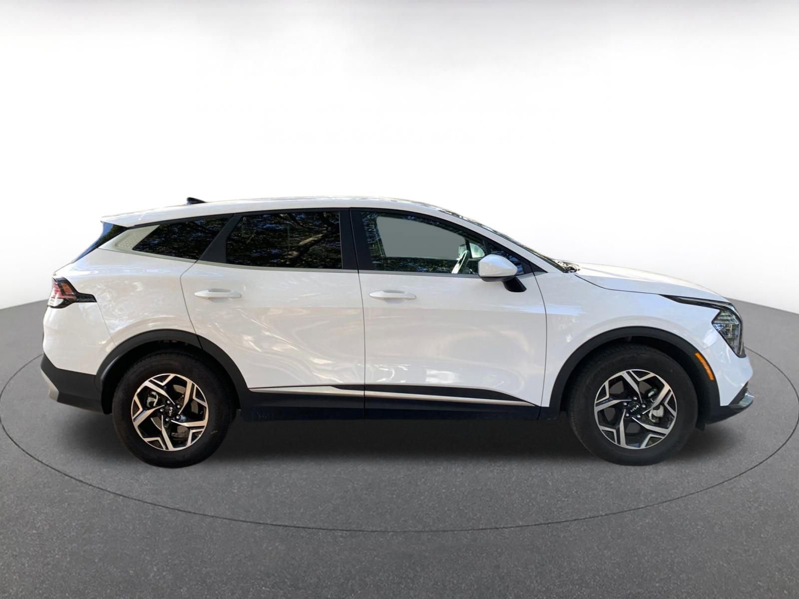 Used 2025 Kia Sportage LX image 8