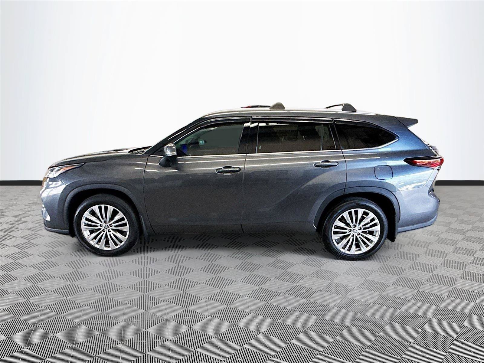 Used 2024 Toyota Highlander Platinum FWD image 4