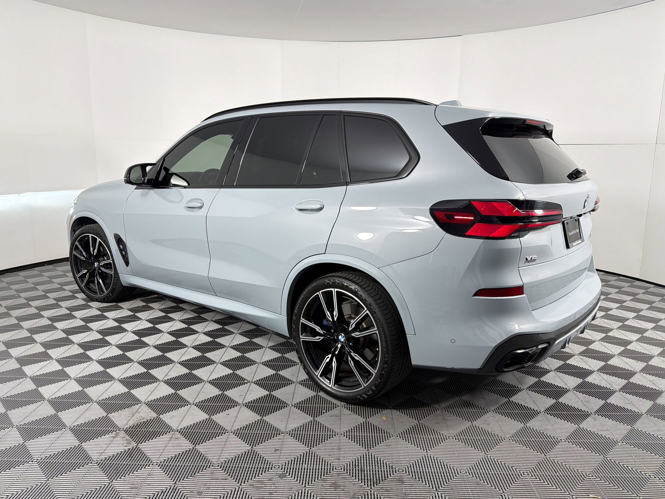 Used 2024 BMW X5 M60i w/ Executive Package image 3